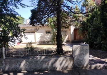 CASA A RECICLAR SOBRE LOTE DE 220m2 CON JARDIN EN BARRIO ISLAS MALVINAS VENDE O PERMUTA