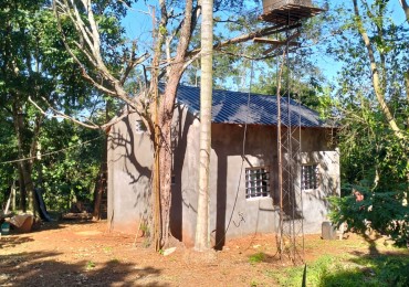 CASA TIPO LOFT DE 2 AMBIENTES SOBRE LOTE DE 1000M2 EN PUERTO IGUAZU, VENDE O PERMUTA