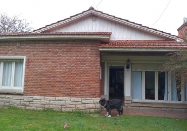 CASA EN ESQUINA DE 3 AMBIENTES CON GARAJE Y PARQUE EN CAISAMAR