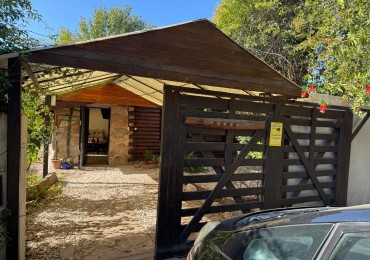 CASA TIPO CABAÑA DE 2 AMB CON PARQUE MAS DEPARTAMENTO EN BOSQUE PERALTA RAMOS. APTO CREDITO.