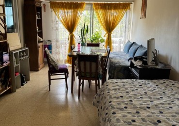 DEPARTAMENTO DE 1 AMB CON BALCON A LA CALLE EN 2DO.PISO POR ESCALERA, VENDE Y PERMUTA. APTO CREDITO
