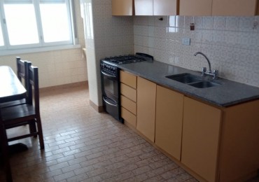 DEPARTAMENTO DE 3 AMBIENTES CON BALCON A LA CALLE Y COCHERA EN LA PERLA