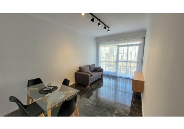 DEPARTAMENTO 2 AMBIENTES CON BALCON A LA CALLE EN PLAZA COLON 