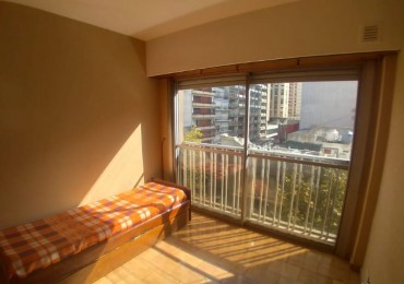 DEPARTAMENTO 2 AMBIENTES A LA CALLE CON BALCON FRANCES, EN ESTADO ORIGINAL EN EL CENTRO