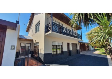 CASA 4 AMBIENTES CON PARQUE Y GARAJE EN MIRAMAR