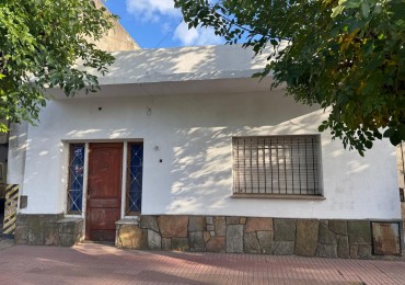CASA DE 3 AMB CON PATIO Y 2 LOCALES QUE PUEDE USARSE COMO COCHERA. PARA RECICLAR