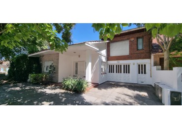 CHALET EN PH DE 4 AMBIENTES  CON GARAJE MAS TROTADORA Y PATIO EN PARQUE LURO