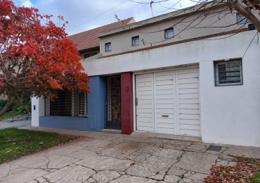 HERMOSA CASA DE 5 AMB CON PATIO, QUINCHO Y COCHERA DOBLE EN EL BARRIO MUNDIALISTA. APTO CREDITO