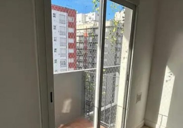 MONOAMBIENTE A LA CALLE CON BALCON, TOTALMENTE RECICLADO A NUEVO EN PLAZA MITRE   . APTO CREDITO