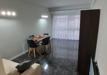 DEPARTAMENTO 2 AMB CON DEPENDENCIA,BALCON A LA CALLE, ESPACIO DE COCHERA Y VISTA LATERAL AL MAR EN EL CENTRO