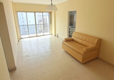 DEPARTAMENTO DE 2 AMB A LA CALLE CON BALCON SALIENTE EN VEREDA DE SOL Y DEPENDENCIA EN PLAZA COLON