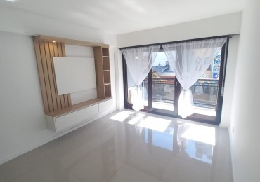 DEPARTAMENTO DE 3 AMBIENTES A LA CALLE CON BALCON SALIENTE EN PLAZA MITRE