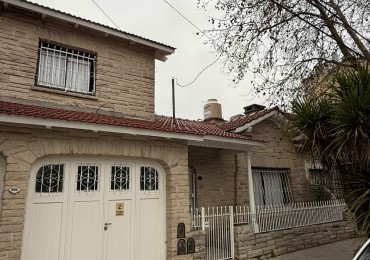 CHALET DE 4 AMBIENTES EN DOS PLANTAS CON GARAJE EN LA PERLA, A 50 METROS DE PLAZA ESPAÑA